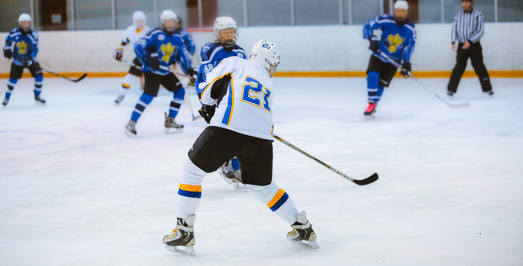 hockey player attack gate hockey player attack gate of the opponent